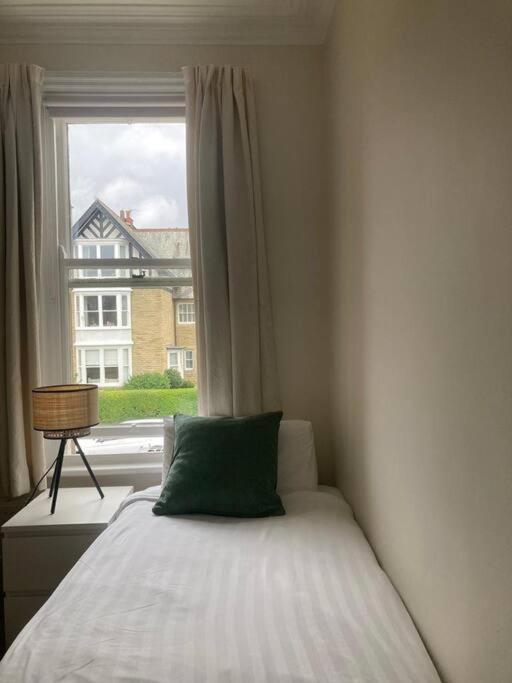 Spacious & Bright 3 Bed Harrogate Apartment Екстериор снимка